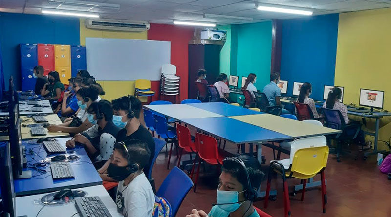 Estudiantes utilizando las computadoras del recién inaugurado laboratorio informático para prácticas del inglés en la UNAN-León