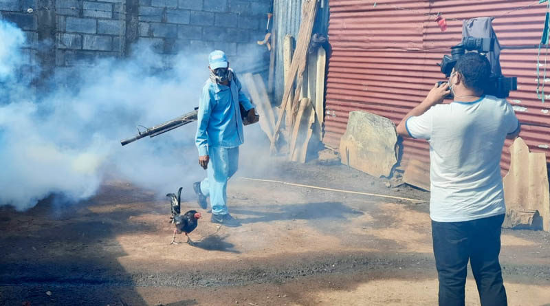 Brigadista del Ministerio de Salud fumigando una de las viviendas del barrio Hialeah