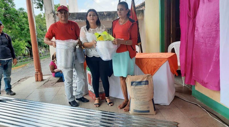 Autoridades del MEFCCA y la Alcaldía, realizan entrega de paquetes a productores de Chontales