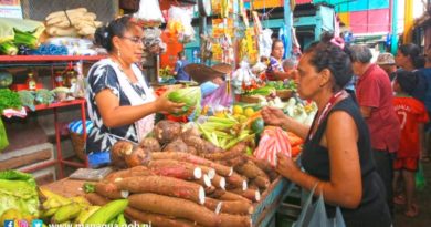 Una señora realiza compras en uno de los tramos del mercadito Candelaria en Managua