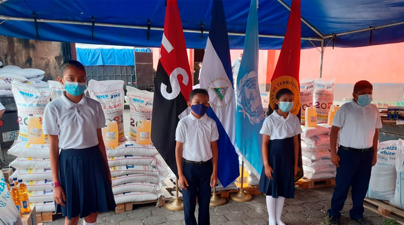 Niños estudiantes nicaragüenses junto a la merienda escolar enviada por el Ministerio de Educación a todas las escuelas públicas de Nicaragua
