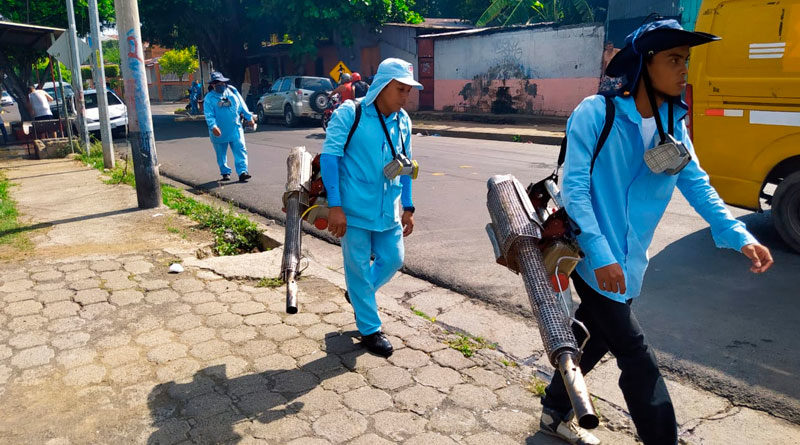 Brigadistas del Ministerio de Salud de Nicaragua fumigando las viviendas del Barrio Monseñor Lezcano de Managua.