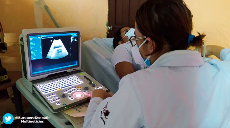 Personal médico del Ministerio de Salud de Nicaragua brindando consultas médicas en el barrio Villa Revolución de Managua.