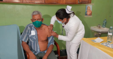 Médica del MINSA aplica vacuna a un paciente en León