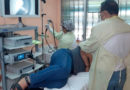 Médico realiza endoscopía a paciente acostada en una camilla