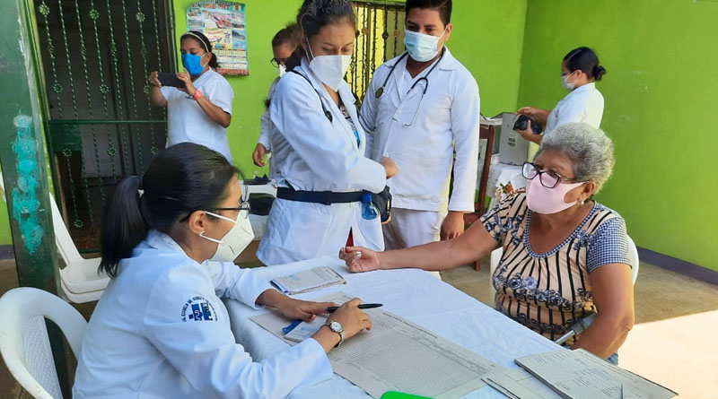 Médicos especialistas del Manolo Morales brindan atención a una pobladora del barrio Nueva Nicaragua