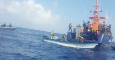 Fuerza Naval de Nicaragua con los 4 ciudadanos colombianos que naufragaron después de tener problemas en los motores de sus lanchas.
