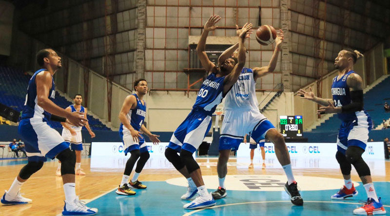 Juego entre la Selección de Baloncesto de Nicaragua y El Salvador en San Salvador, la noche de este domingo en uno de los partidos del Pre-Clasificatorio de la Copa del Mundo FIBA 2023.