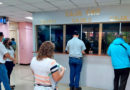 Trabajadores del Ministerio de Salud de Nicaragua retirando el pago adelantado correspondiente al mes de mayo en una caja bancaria, ubicada en complejo de salud Concepción Palacios de Managua