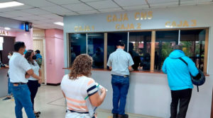 Trabajadores del Ministerio de Salud de Nicaragua retirando el pago adelantado correspondiente al mes de mayo en una caja bancaria, ubicada en complejo de salud Concepción Palacios de Managua