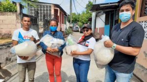 Miembros de UNEN y Juventud Sandinista sosteniendo paquetes alimenticios que fueron entregados a madres de héroes y mártires en Managua