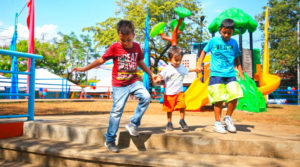 Niños del barrio Rigoberto López Pérez jugando en el nuevo parque rehabilitado por la Alcaldía de Managua.