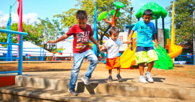 Niños del barrio Rigoberto López Pérez jugando en el nuevo parque rehabilitado por la Alcaldía de Managua.