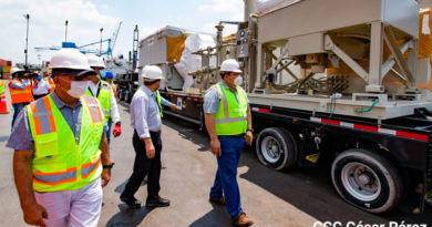 Turbinas para la planta eléctrica más grande de Nicaragua siendo recibidas por el presidente de ENATREL y representantes de la empresa privada en Puerto Corinto, Chinandega.