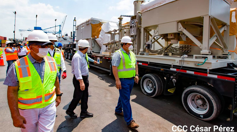 Turbinas para la planta eléctrica más grande de Nicaragua siendo recibidas por el presidente de ENATREL y representantes de la empresa privada en Puerto Corinto, Chinandega.