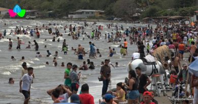 Familias nicaragüenses disfrutando de las refrescantes aguas de la Playa de San Jorge en Rivas.