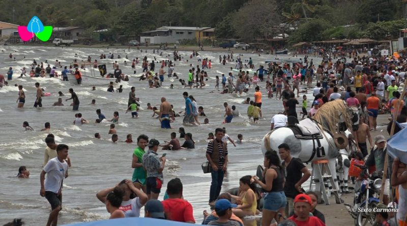 Familias nicaragüenses disfrutando de las refrescantes aguas de la Playa de San Jorge en Rivas.