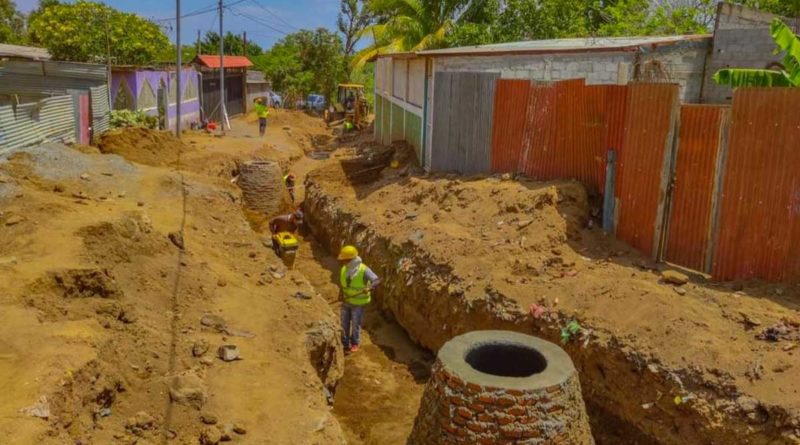 Trabajadores de la Alcaldía de Managua trabajando en proyectos de alcantarillado sanitario