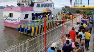 Turistas haciendo fila para abordar uno de los barcos del Puerto Salvador Allende