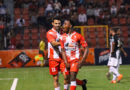 Keylon Batiz y Juan Barrera del Real Estelí durante el clásico nacional ante el Cacique Diriangén.