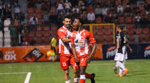 Keylon Batiz y Juan Barrera del Real Estelí durante el clásico nacional ante el Cacique Diriangén.