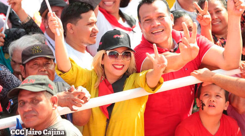 Nicaragüenses con banderas del Frente Sandinista de Liberación Nacional