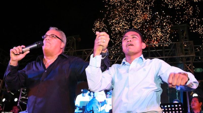 El boxeador Román “Chocolatito” González junto a Danny Berrios en un concierto en Nicaragua, en diciembre de 2013.