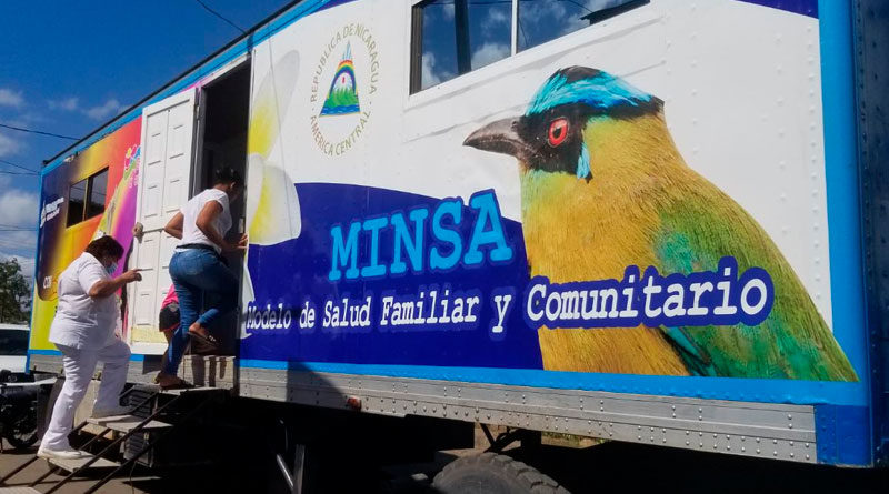 Personal médico entrando a una unidad móvil del Ministerio de salud de Nicaragua para brindar atención a la población