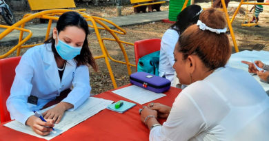 Personal médico del Ministerio de Salud dando consulta médica a familias del distrito I de Managua, Nicaragua.