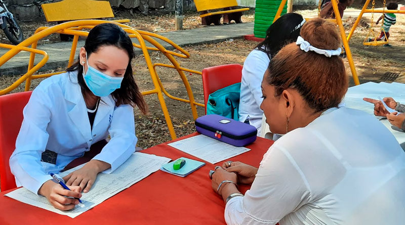 Personal médico del Ministerio de Salud dando consulta médica a familias del distrito I de Managua, Nicaragua.