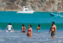 Las familias nicaragüenses disfrutando de la hermosa bahía y las frescas aguas de San Juan del Sur en Rivas.