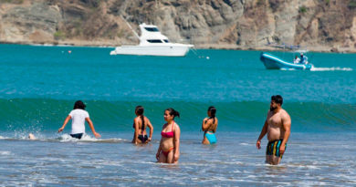 Las familias nicaragüenses disfrutando de la hermosa bahía y las frescas aguas de San Juan del Sur en Rivas.