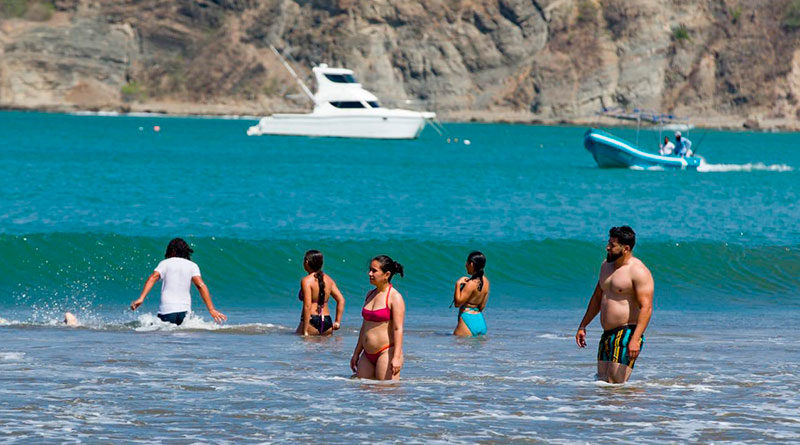 Las familias nicaragüenses disfrutando de la hermosa bahía y las frescas aguas de San Juan del Sur en Rivas.