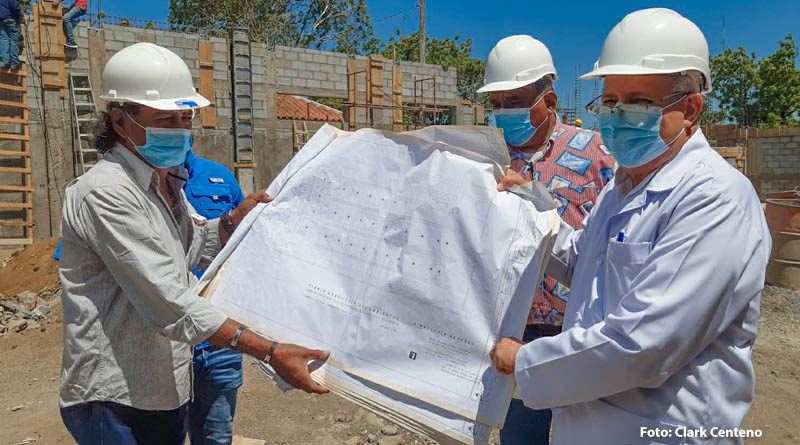 Doctor Carlos Sáenz durante la visita en la construcción de la seroteca