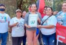 Técnicos de la PGR junto a Juventud Sandinista entregan 1 título de propiedad a una habitante de Mateare
