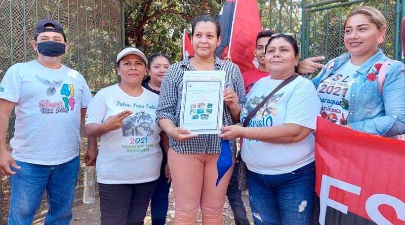 Técnicos de la PGR junto a Juventud Sandinista entregan 1 título de propiedad a una habitante de Mateare