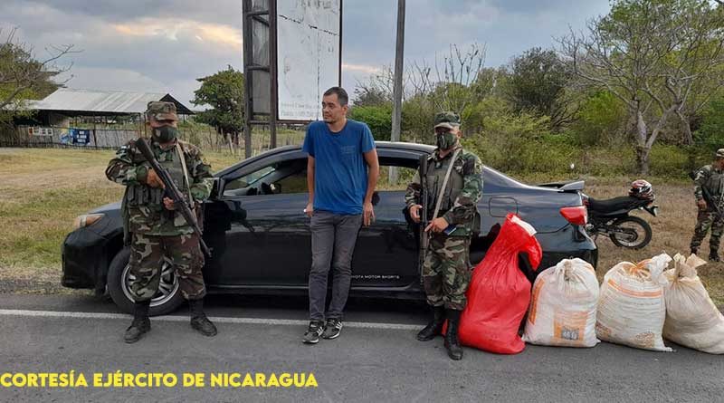 Efectivos militares con persona retenida por tráfico ilegal de cianuro en Rivas