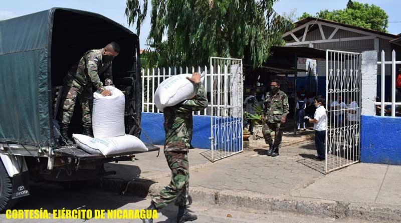 Efectivos militares durante el traslado de merienda escolar en el departamento de Chontales