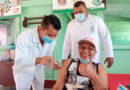 Médicos del MINSA vacunan a una mujer, durante la jornada desarrollada en Boaco