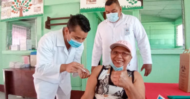 Médicos del MINSA vacunan a una mujer, durante la jornada desarrollada en Boaco