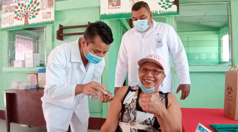 Médicos del MINSA vacunan a una mujer, durante la jornada desarrollada en Boaco