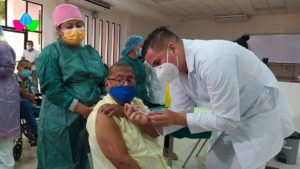 Pacientes en tratamiento de diálisis y hemodiálisis, del Hospital Bautista en Managua, de manera voluntaria reciben segunda dosis de la vacuna contra el Covid-19.