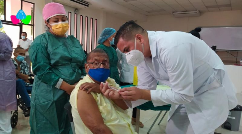 Pacientes en tratamiento de diálisis y hemodiálisis, del Hospital Bautista en Managua, de manera voluntaria reciben segunda dosis de la vacuna contra el Covid-19.