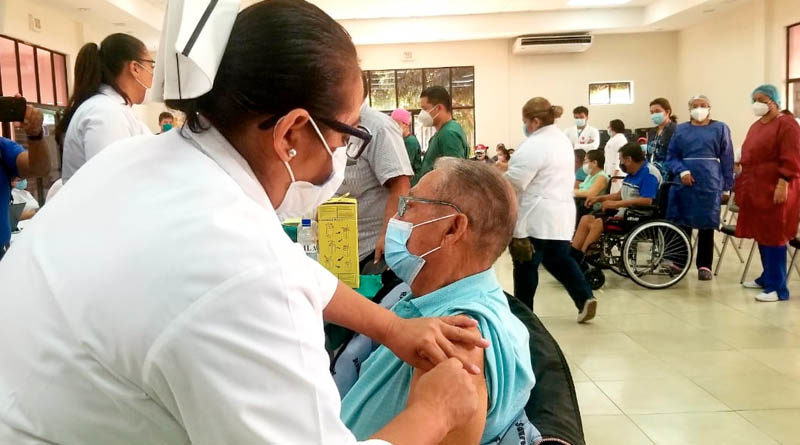 Paciente recibe la segunda dosis de la vacuna contra el Covid-19 en el Hospital Bautista