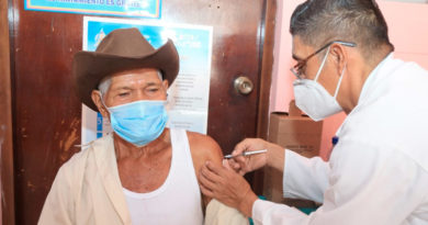 Médico del MINSA aplica vacuna a un paciente en el brazo izquierdo