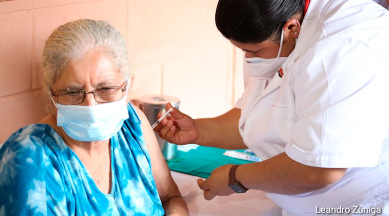 Personal medico del Ministerio de Salud de Nicaragua vacunando a una señora contra el covid-19 en Managua.