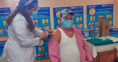 Personal médico del Ministerio de Salud de Nicaragua aplicando la vacuna contra el covid-19 en El Crucero, Managua
