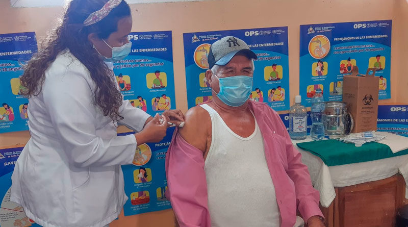 Personal médico del Ministerio de Salud de Nicaragua aplicando la vacuna contra el covid-19 en El Crucero, Managua