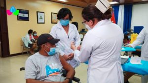 Pacientes en tratamiento de Diálisis y Hemodiálisis del Hospital Antonio Lenin Fonseca siendo vacunados con la segunda dosis de la Sputnik V contra la Covid-19.