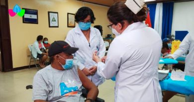Pacientes en tratamiento de Diálisis y Hemodiálisis del Hospital Antonio Lenin Fonseca siendo vacunados con la segunda dosis de la Sputnik V contra la Covid-19.